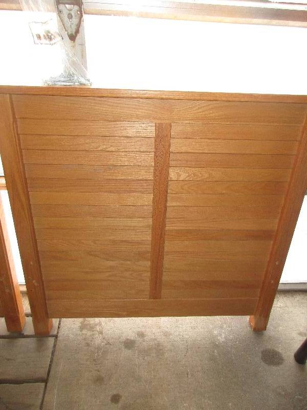 lot 194 image: twin size bed frame w pull out day bed