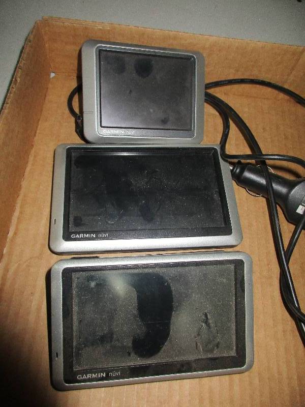 lot 199 image: 3 Garmin nuvi GPS systems