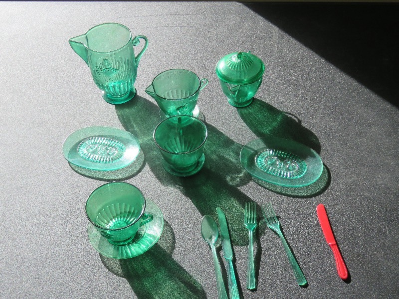 lot 8 image: Vintage Toy Tea Set