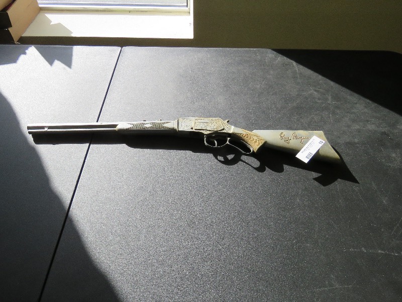 lot 10 image: Vintage Roy Rogers Toy Gun