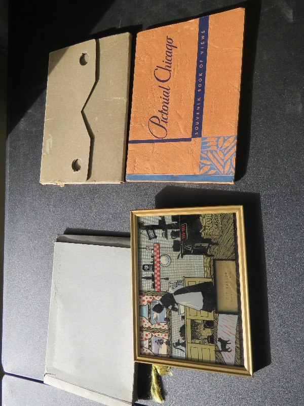 lot 20 image: Vintage Souvenirs