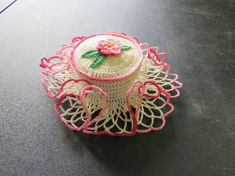 lot 22 image: Vintage Handmade Dcor