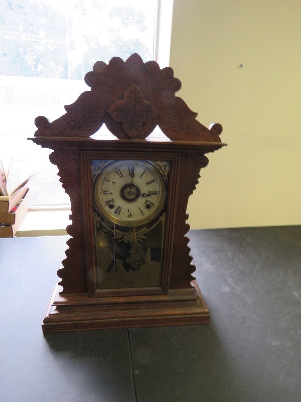 lot 47 image: Antique Mantle Clock