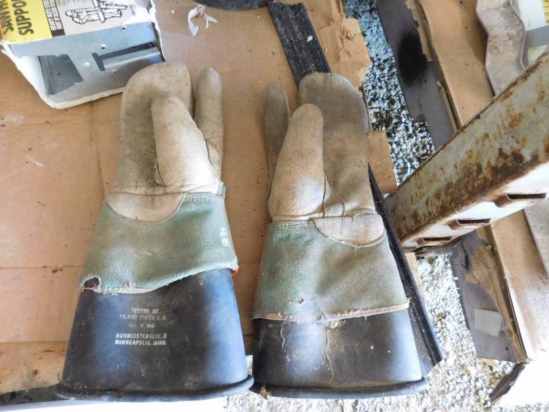 lot 66 image: welding golves