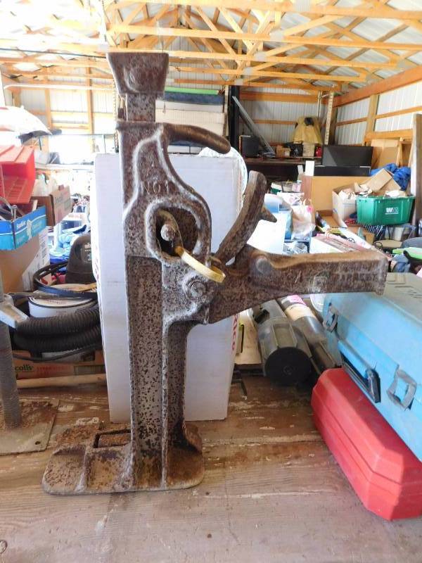 lot 84 image: 24 heavy duty cast iron Barn Jack
