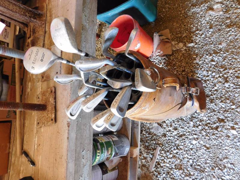 lot 86 image: Dunlap Titanium matrix golf clubs and bag