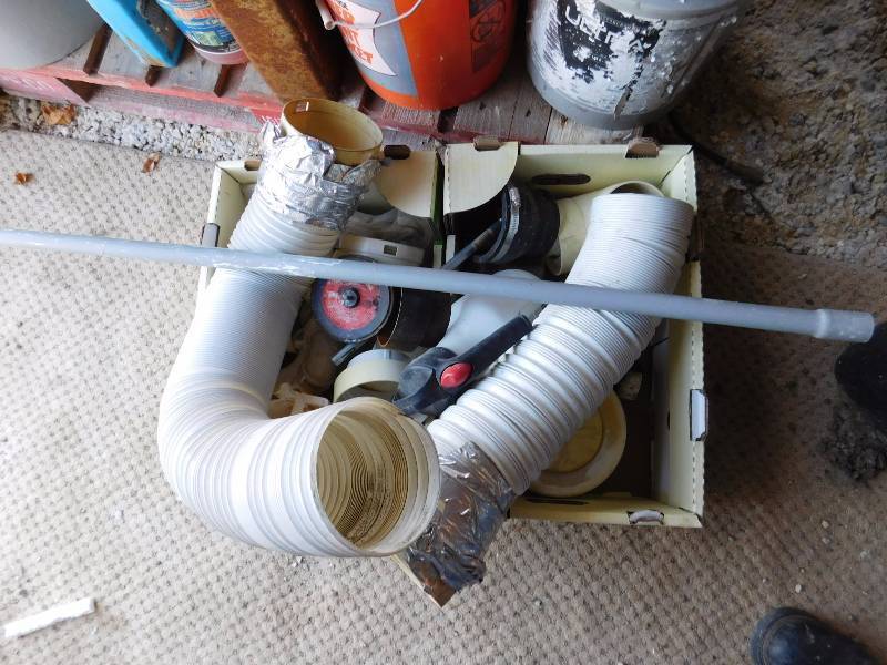 lot 98 image: plumbing pieces lot