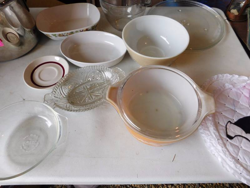 lot 3 image: vintage glass and pyrex