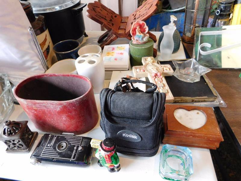 lot 7 image: vintage camera and several dcor items