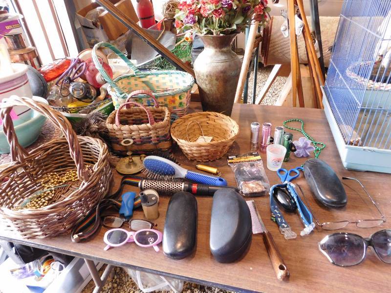 lot 11 image: baskets hairburshes, and more