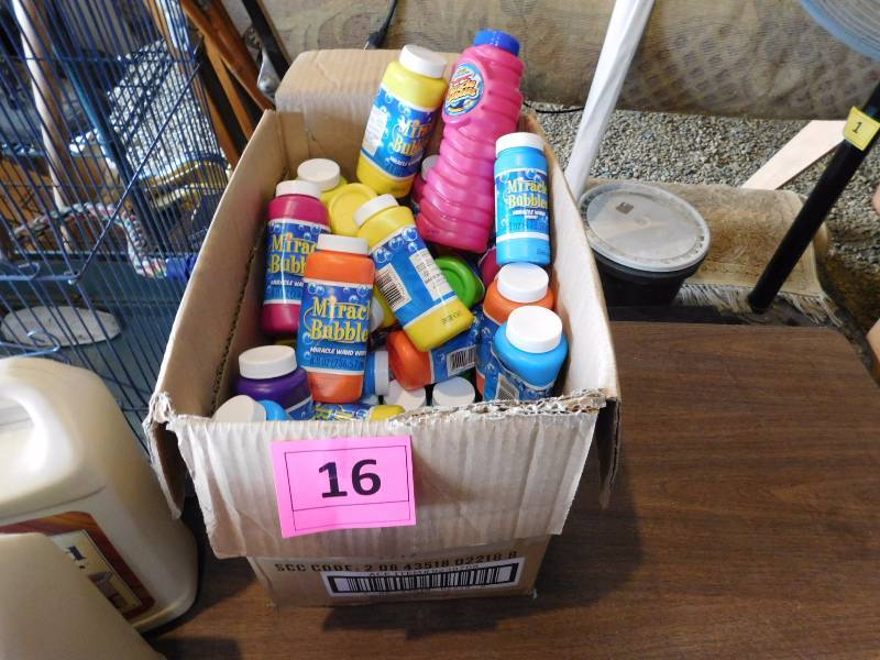 lot 16 image: box of Magic bubble bottles