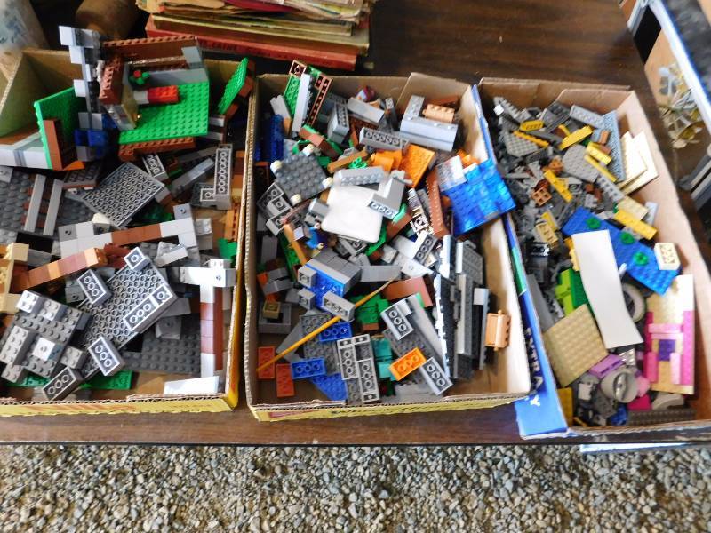 lot 27 image: mixture of lego pieces