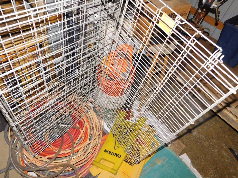 lot 34 image: Stainless steel medium sized dog kennel