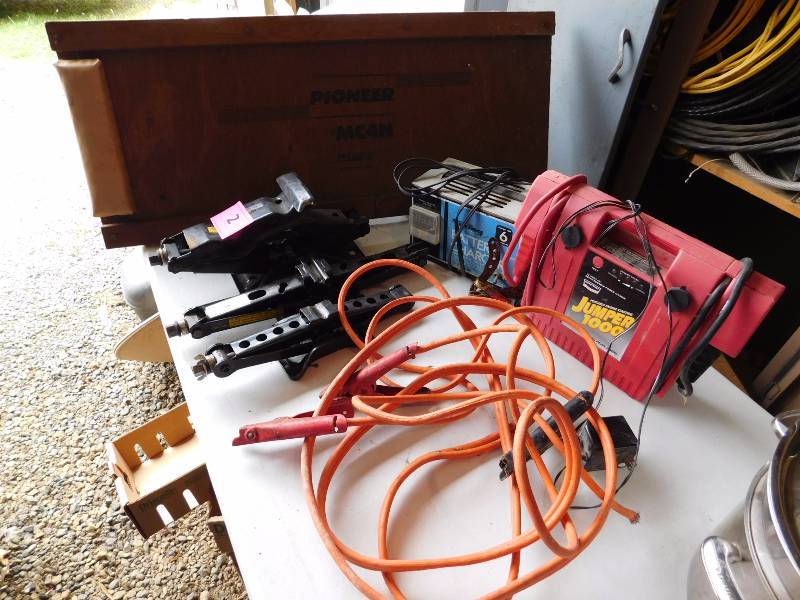 lot 2 image: Garage car items lot