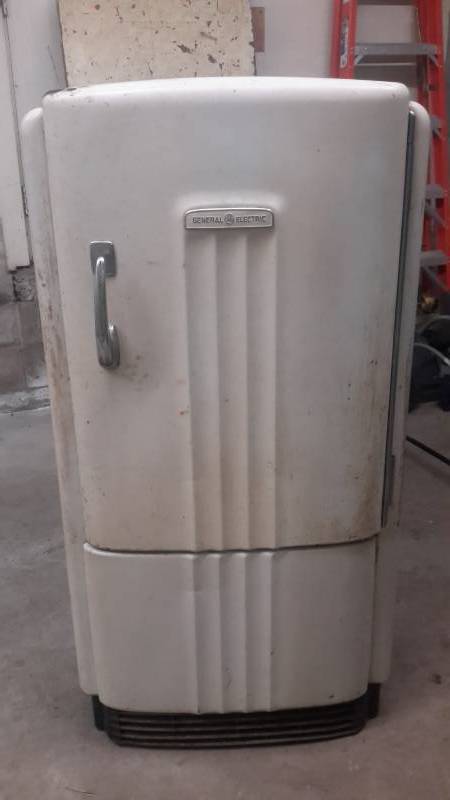 lot 7 image: Vintage 1938 WORKING GE Refrigerator