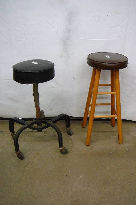 lot 9 image: Stools