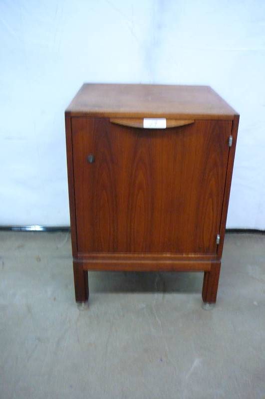 lot 17 image: Wooden Stand