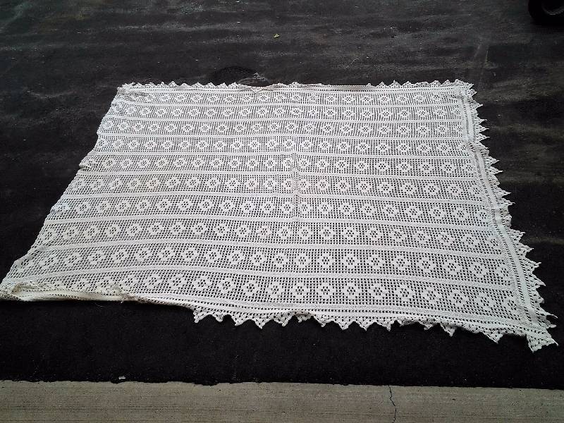 lot 33 image: Vintage Hand Crocheted Coverlet (Nice, Clean Condition) Approx 6x7