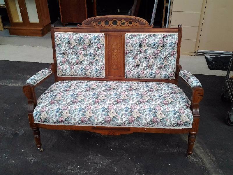 lot 13 image: Vintage Upholstered SetteeLove Seat 45x22x39