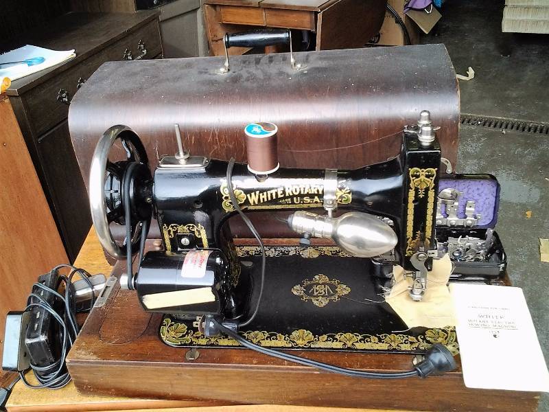 lot 29 image: Vintage White Rotary Portable Sewing Machine