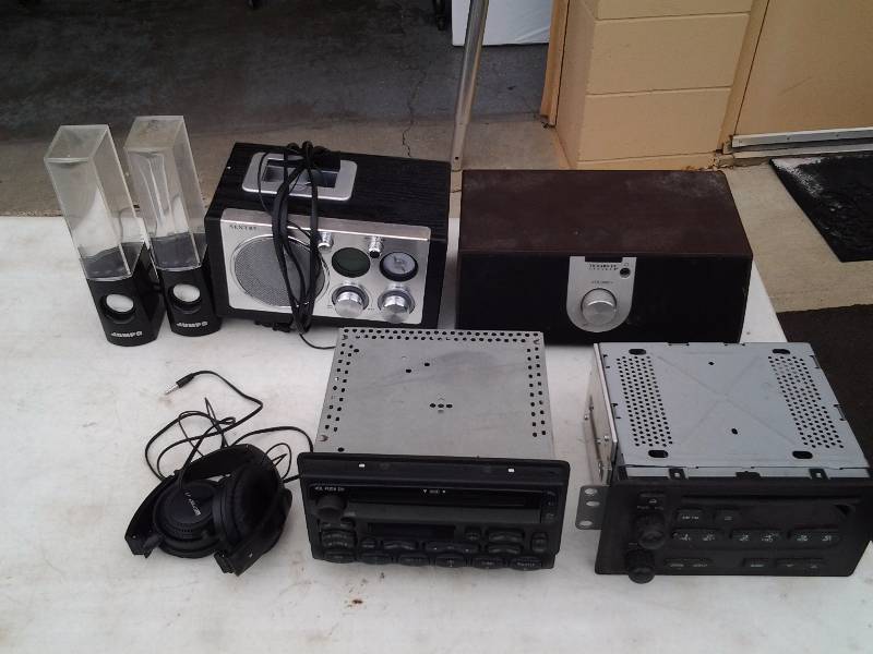 lot 51 image: Car Radios, Speakers, Head Phones