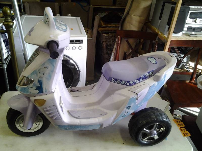 lot 64 image: Motion Trendz Disney Princess Scooter (Includes Battery & Charger)