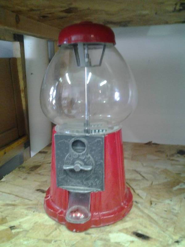 lot 71 image: Small Coin-Op Gumball Machine (No Key)