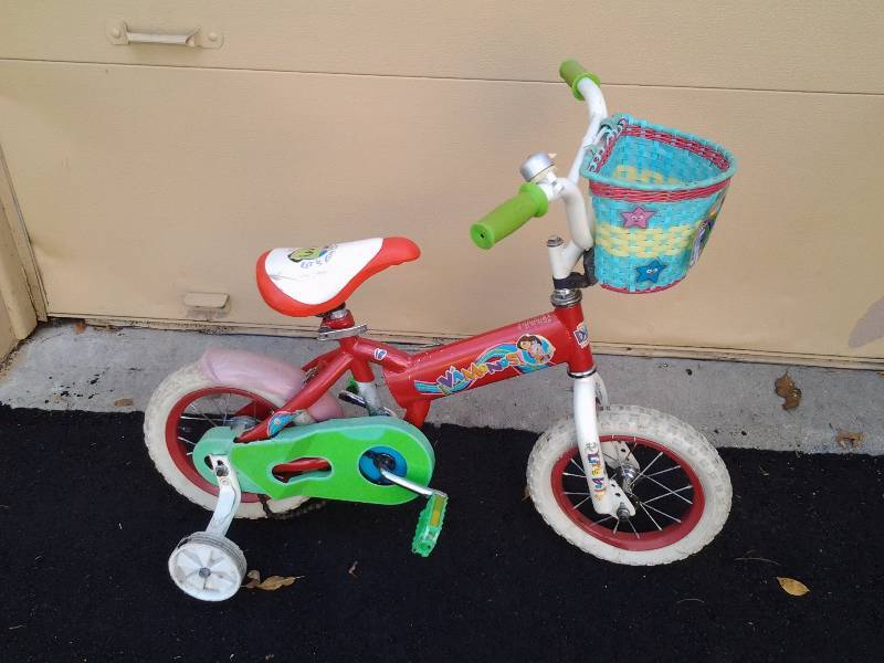 lot 3 image: Dora Girls 12 Inch Bike With Training Wheels