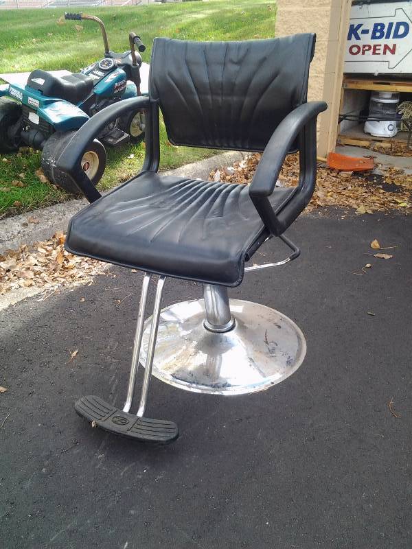 lot 16 image: Hydraulic Stylist Chair For Barber Or Beautician