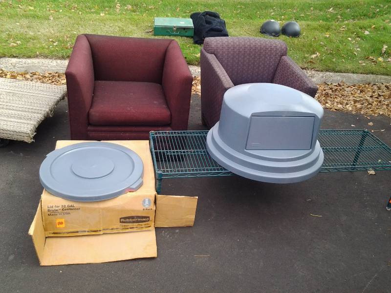 lot 31 image: 5-32 Gallon Plastic Garbage Can Lids, 55 Gallon Trash Can Top With Door, Bakers Rack, 2-Occasional Chairs