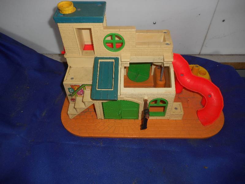 VINTAGE SEASEME ST CLUB HOUSE