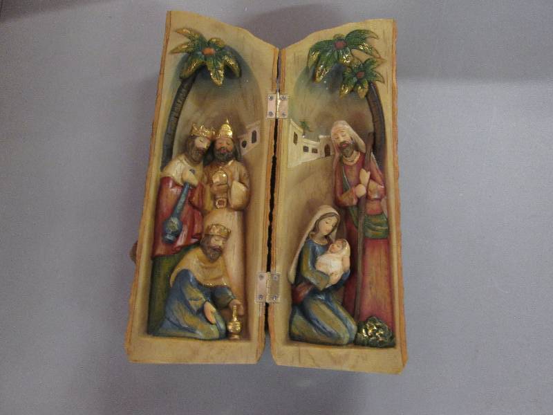 Lot of 4 10 inch Nativity in a Log...