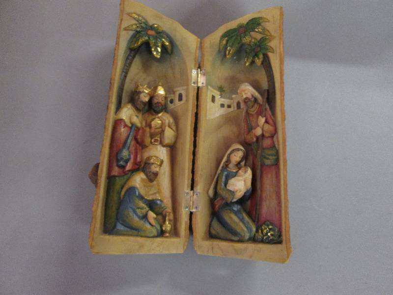Lot of 4 10 inch Nativity in a Log...