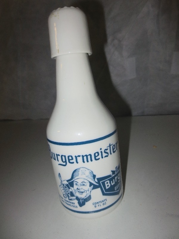 lot 17 image: Theodore Hamms Co. Burgie Beer