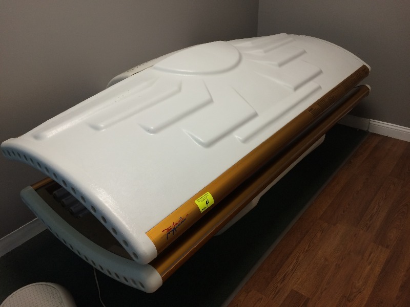 lot 4 image: Tan America Tanning Bed - view all pictures for more details  Works