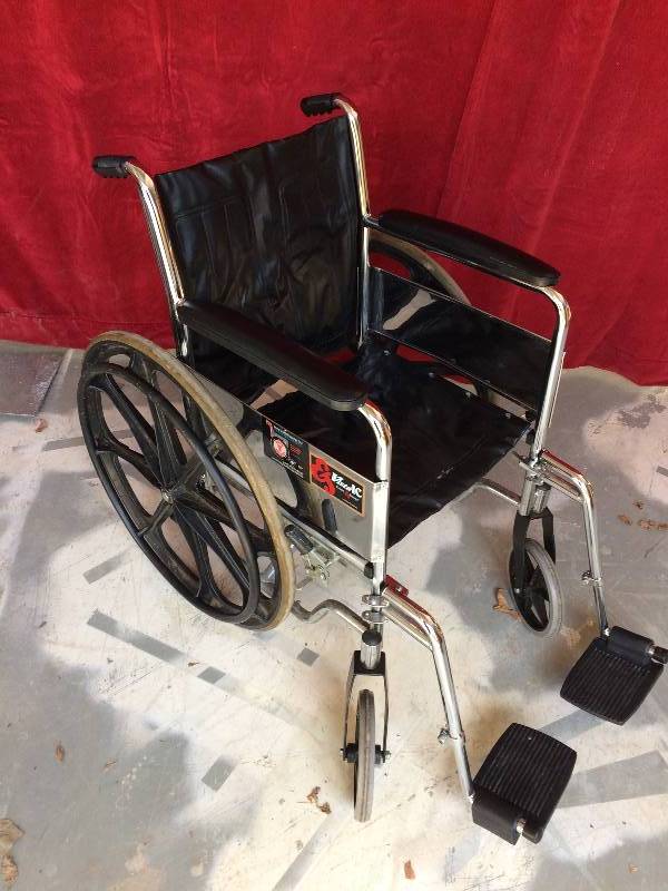 lot 6 image: Everest & Jennings Vista IC Folding Portable Sturdy Wheelchair Locking Brakes - Super Condition