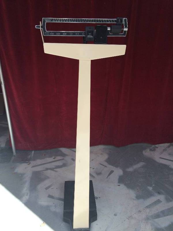 lot 18 image: Health o Meter Heavy Duty Medical Clinic Physicians 350lb Balance Beam Scale With Grab Assist Bar & Height Rod - Super Condition