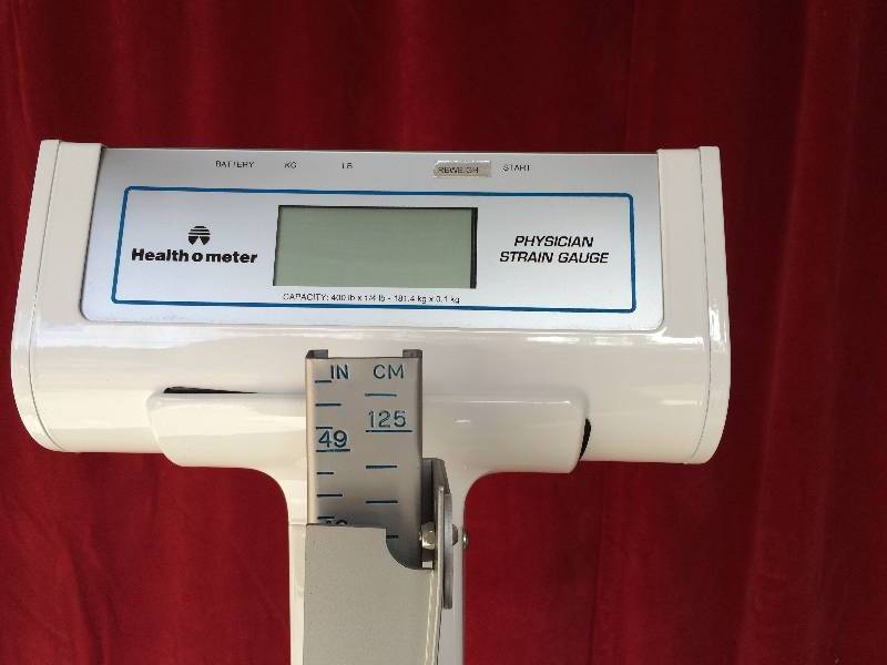 lot 23 image: Retails New $600 Health O Meter Physicians Profession Medical Clinic Pro-Series Eye-Level Digital Scale 400lb Capacity #592KLS Excellent Condition