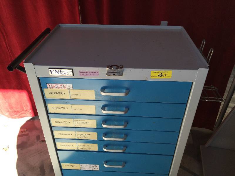 lot 32 image: ULTIMATE CRAFTSMAN TOOL CHEST Mechanics Bead Crafters Carpenters Home Hobbyists Medical Clinics Crash Cart Has Many Drawers, Power Source & Mobile Heavy Duty Mobile Distribution Trolley - Super Condition