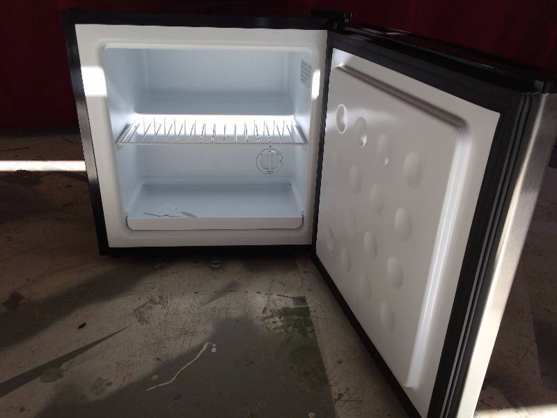 lot 125 image: Retails New $260 Sunpentown Model UF-114SS Stainless Steel Small Upright Compact Freezer Office Lunch Frozen Food Storage - Excellent Condition
