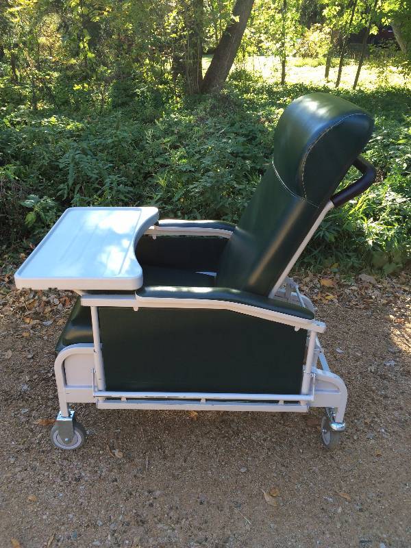 lot 131 image: Wow Retails New $1500 Home Or Assisted Living Hunter Green Winco Drop Arm Convalescent Recliner Patient Chair Wheelchair With Removable Tray Model 527 - Super Condition