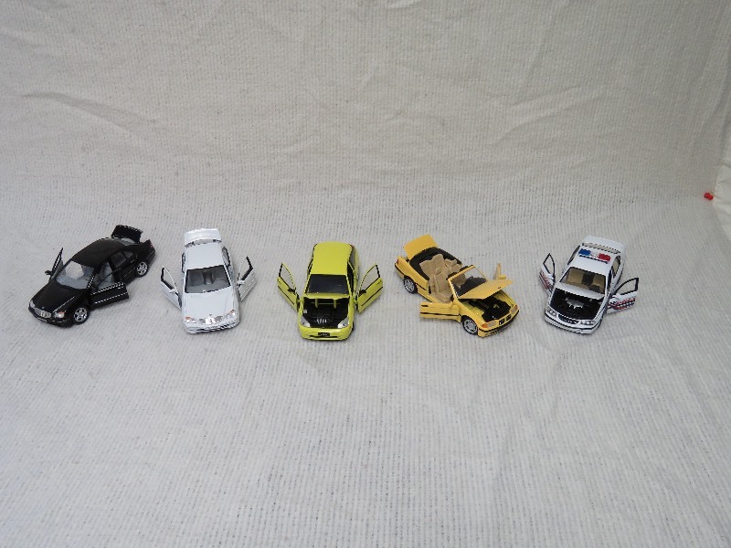 lot 6 image: Toy cars