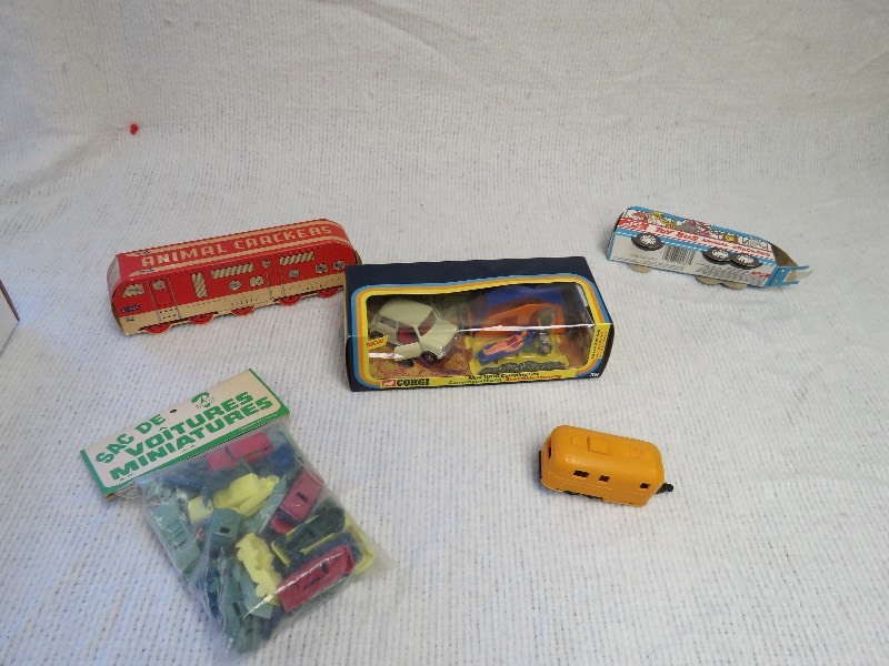 lot 12 image: Vintage Toys
