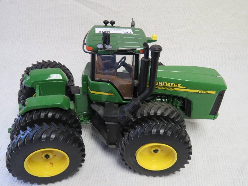 lot 101 image: John Deere Tractor