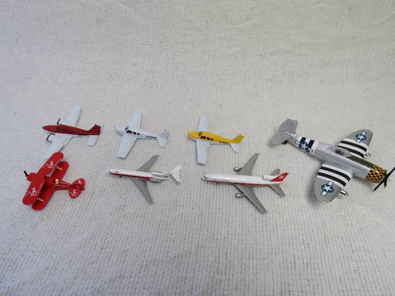 lot 105 image: Airplanes