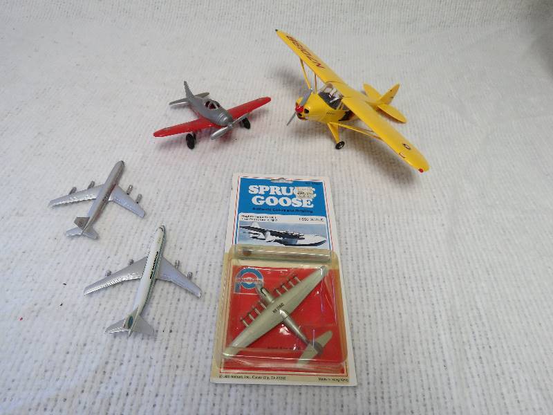 lot 110 image: Airplanes