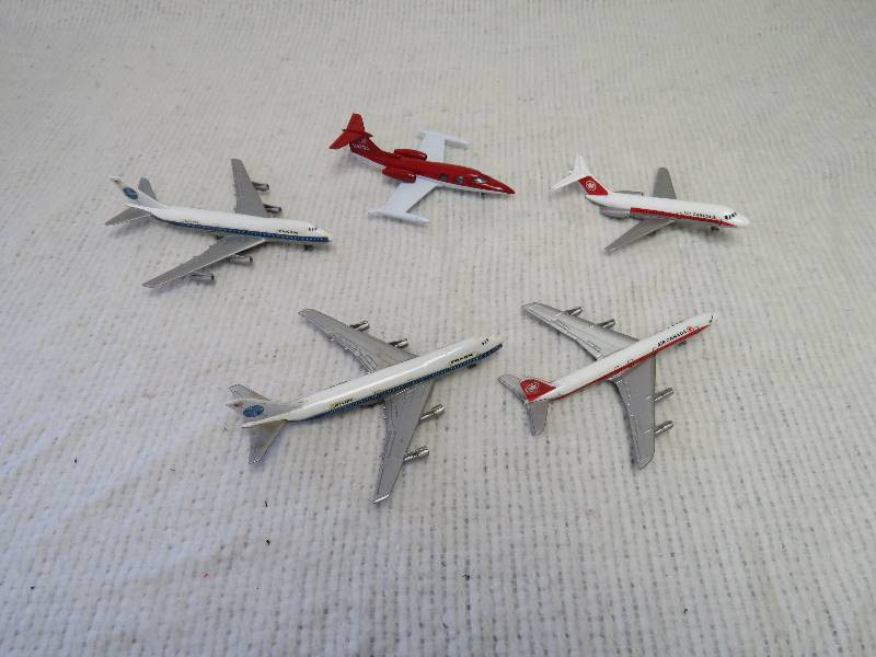 lot 112 image: Airplanes
