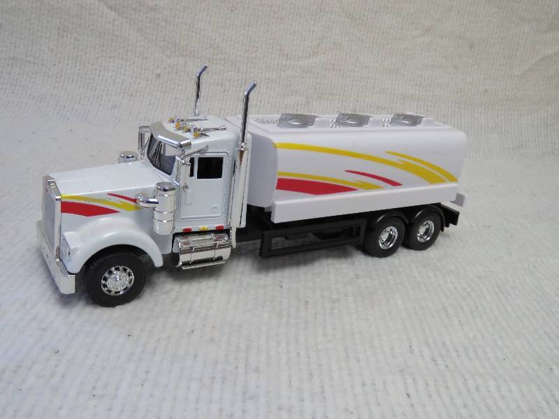 lot 120 image: Collectible Trucks and Trailers