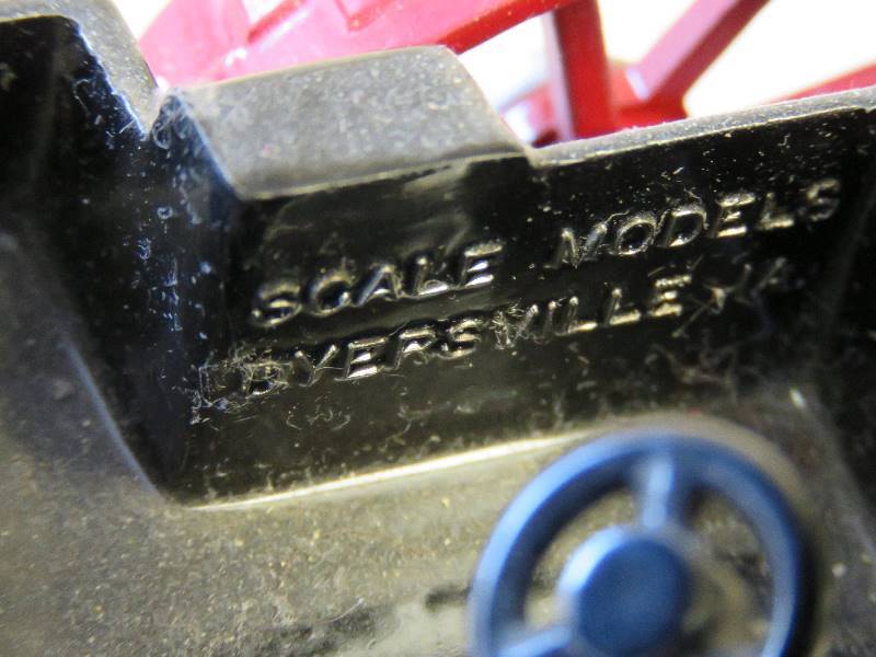 lot 125 image: Antique Tractor