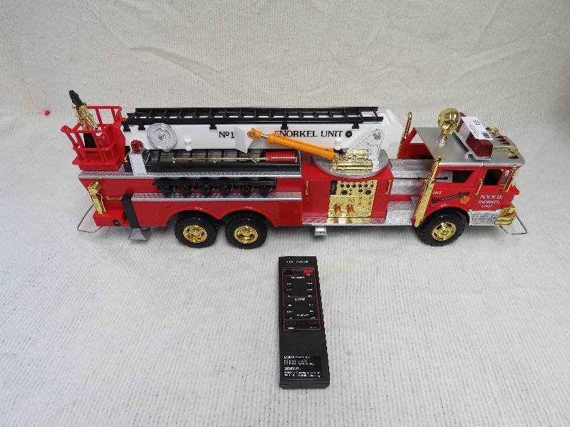 lot 156 image: Collectible Fire Truck